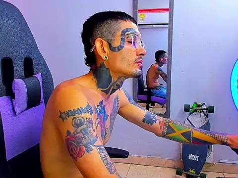 boy tatto777 online show from September 23, 2025, 1:18 pm