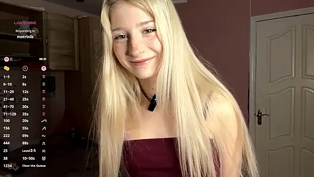 Snapshot of FridaAaberg chatting on December 5, 2025, 7:07 am FridaAaberg online show from December 5, 2025, 7:07 am