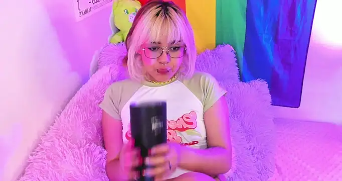 Snapshot of NekoWaifu chatting on November 5, 2025, 1:36 pm NekoWaifu online show from November 5, 2025, 1:36 pm