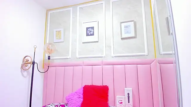 HoollyHendrix online show from December 5, 2025, 8:39 pm