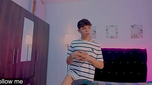 Snapshot of Zacktorres_ chatting on November 16, 2025, 10:46 pm Zacktorres online show from November 16, 2025, 10:46 pm