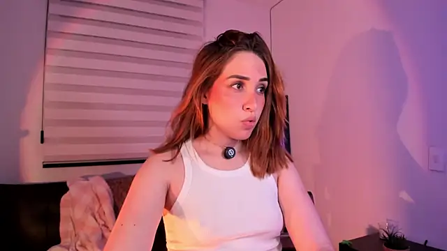 Snapshot of SarahCastillo_ chatting on October 22, 2025, 4:34 am SarahCastillo online show from October 22, 2025, 4:34 am