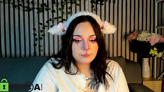 Snapshot of Mia_R0ss chatting on October 31, 2025, 1:02 am Mia R0ss online show from October 31, 2025, 1:02 am