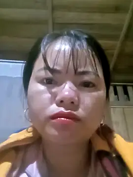 emly-xinh18 online show from October 25, 2025, 12:39 pm