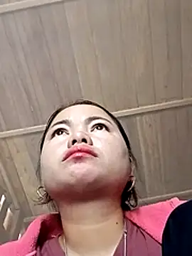 emly-xinh18 online show from December 1, 2025, 2:34 am