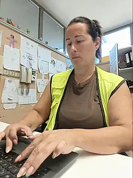 bichota85 online show from June 15, 2026, 10:04 am