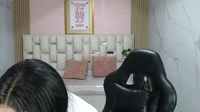 lissandra s online show from December 4, 2025, 8:30 pm