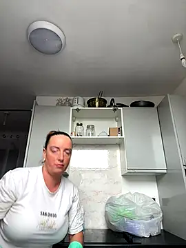 QueenStacyxox online show from October 28, 2025, 1:32 pm