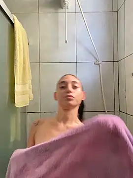 loirinhaaa online show from September 22, 2025, 4:57 pm