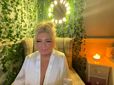 Snapshot of BonnyDesire chatting on October 28, 2025, 7:57 pm BonnyDesire online show from October 28, 2025, 7:57 pm