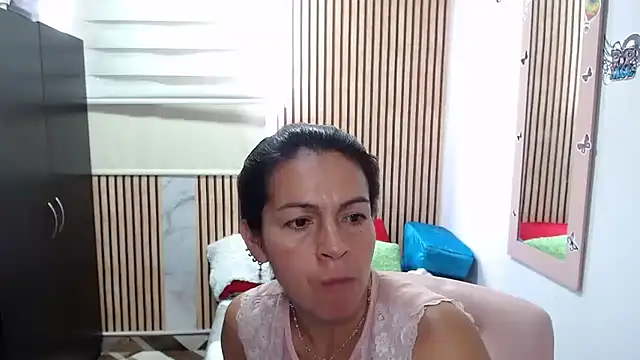 Snapshot of camilavargas_ chatting on May 15, 2026, 5:22 pm camilavargas online show from May 15, 2026, 5:22 pm