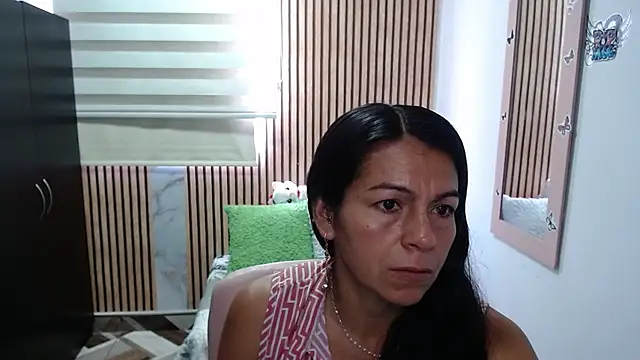 Snapshot of camilavargas_ chatting on April 21, 2026, 4:57 pm camilavargas online show from April 21, 2026, 4:57 pm