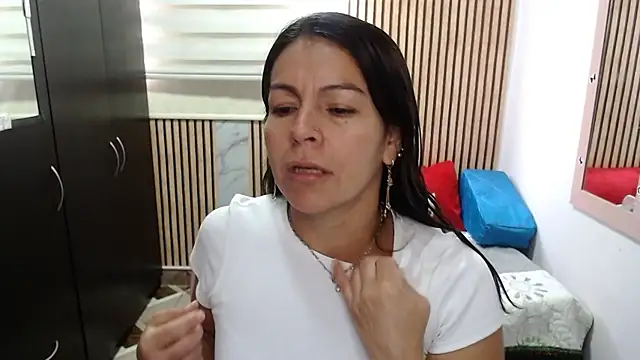 Snapshot of camilavargas_ chatting on May 26, 2026, 3:32 pm camilavargas online show from May 26, 2026, 3:32 pm