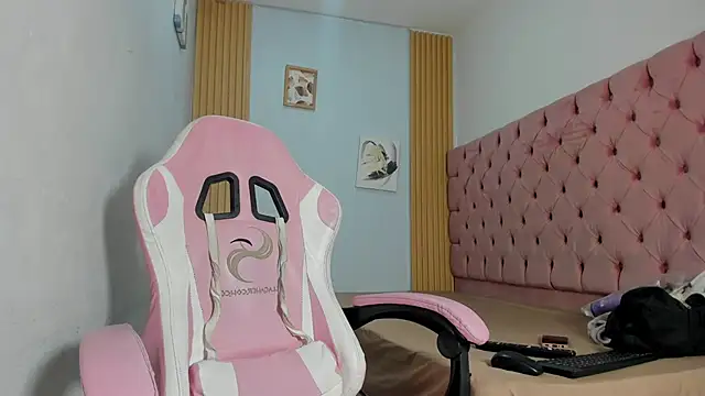 Snapshot of Naomis_35 chatting on November 7, 2025, 7:18 pm Naomis 35 online show from November 7, 2025, 7:18 pm