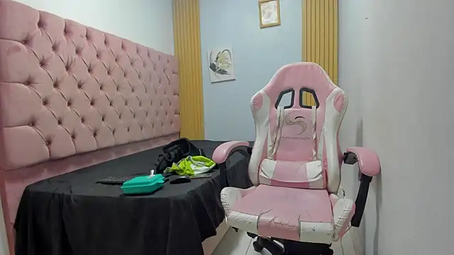 Snapshot of Naomis_35 chatting on December 2, 2025, 7:48 pm Naomis 35 online show from December 2, 2025, 7:48 pm