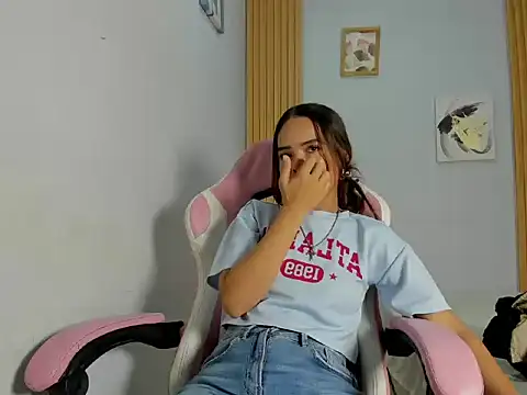 Snapshot of Naomis_35 chatting on October 29, 2025, 7:24 pm Naomis 35 online show from October 29, 2025, 7:24 pm