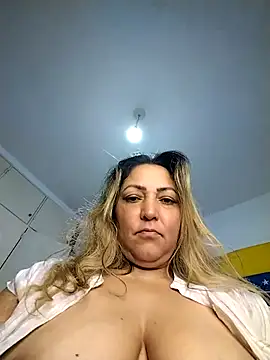 Snapshot of Lunita86 chatting on October 28, 2025, 2:38 pm Lunita86 online show from October 28, 2025, 2:38 pm