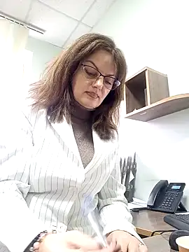 ValeriaLove43211 online show from November 12, 2025, 12:20 pm