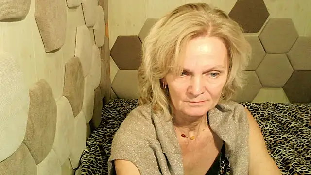 Zoe Steell online show from October 21, 2025, 2:27 pm