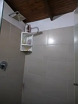 Suzanelee1 online show from November 6, 2025, 4:22 pm