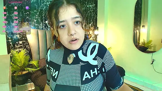 Nia-Stark online show from October 14, 2025, 3:23 pm