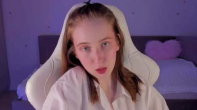 Snapshot of CrystalSoul_ chatting on November 5, 2025, 10:57 pm CrystalSoul online show from November 5, 2025, 10:57 pm