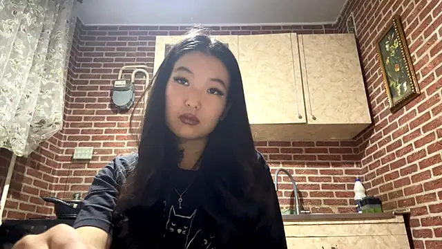 EmmaLeexth online show from November 10, 2025, 1:49 pm