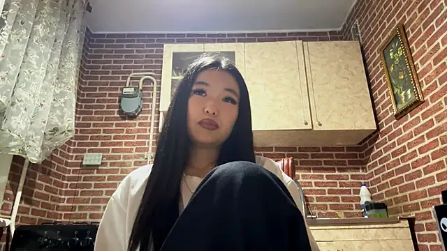 EmmaLeexth online show from November 14, 2025, 2:10 pm