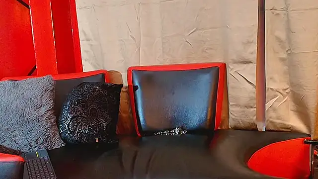 Selenegomezz online show from November 3, 2025, 7:39 pm