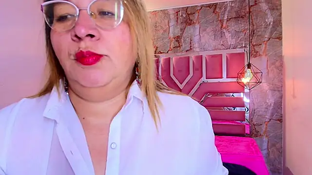 Snapshot of MaylinRosse_ chatting on February 18, 2026, 7:21 pm MaylinRosse online show from February 18, 2026, 7:21 pm