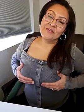 Snapshot of sw33th3art chatting on December 4, 2025, 8:19 pm sw33th3art online show from December 4, 2025, 8:19 pm