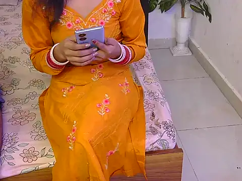 Snapshot of Lovelyy-couple chatting on November 19, 2025, 12:27 pm Lovelyy-couple online show from November 19, 2025, 12:27 pm