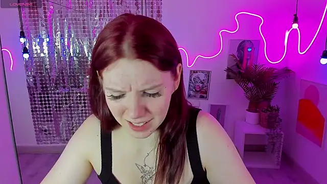 Snapshot of Layla_Glam chatting on October 17, 2025, 1:24 pm Layla Glam online show from October 17, 2025, 1:24 pm