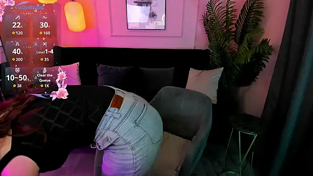 Layla Glam online show from April 12, 2026, 2:09 pm