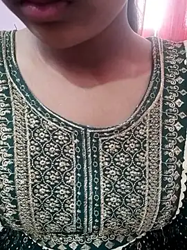 Snapshot of pari_rani7 chatting on November 24, 2025, 3:39 am pari rani7 online show from November 24, 2025, 3:39 am