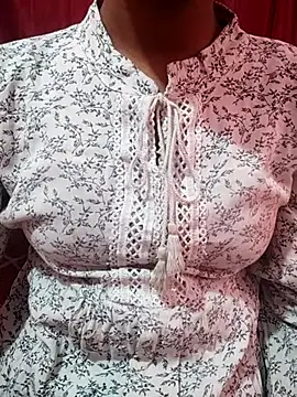 Snapshot of pari_rani7 chatting on November 10, 2025, 4:06 am pari rani7 online show from November 10, 2025, 4:06 am