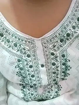 Snapshot of pari_rani7 chatting on October 9, 2025, 3:40 am pari rani7 online show from October 9, 2025, 3:40 am