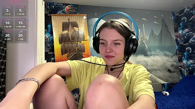 Elira Breeze online show from December 15, 2025, 3:29 pm