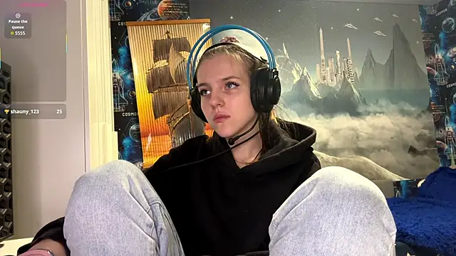 Elira Breeze online show from December 18, 2025, 3:49 pm