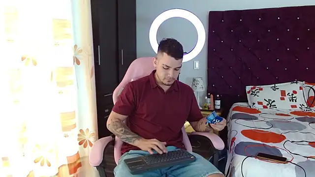 BooyHott  online show from October 30, 2025, 7:00 pm