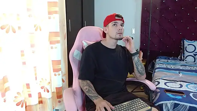 BooyHott  online show from November 7, 2025, 6:56 pm