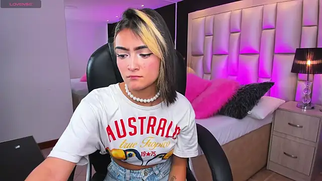 Snapshot of LuisaJonnes_ chatting on November 6, 2025, 3:38 pm LuisaJonnes online show from November 6, 2025, 3:38 pm