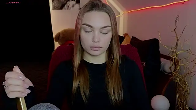 KitsyMoore online show from November 7, 2025, 1:15 pm