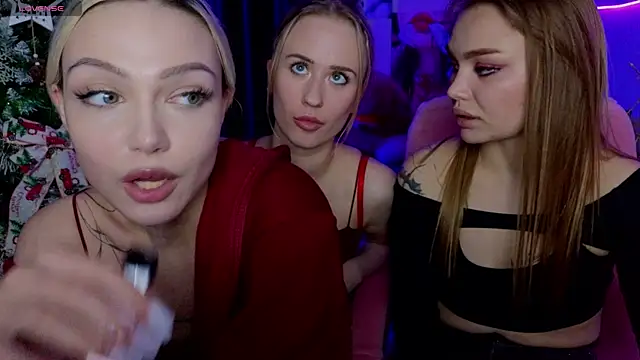 KitsyMoore online show from December 13, 2025, 8:04 pm