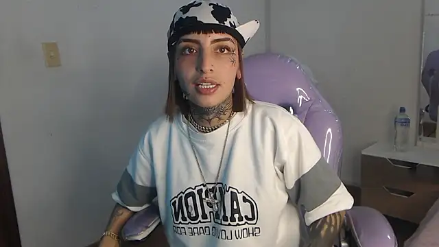 Snapshot of Gyal_8_ chatting on November 6, 2025, 3:21 am Gyal 8 online show from November 6, 2025, 3:21 am