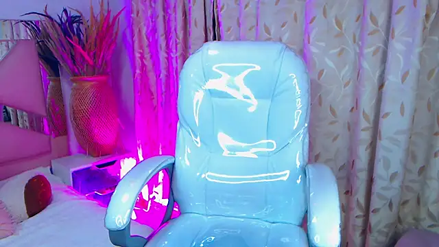 Snapshot of Gyal_8_ chatting on October 9, 2025, 4:13 am Gyal 8 online show from October 9, 2025, 4:13 am