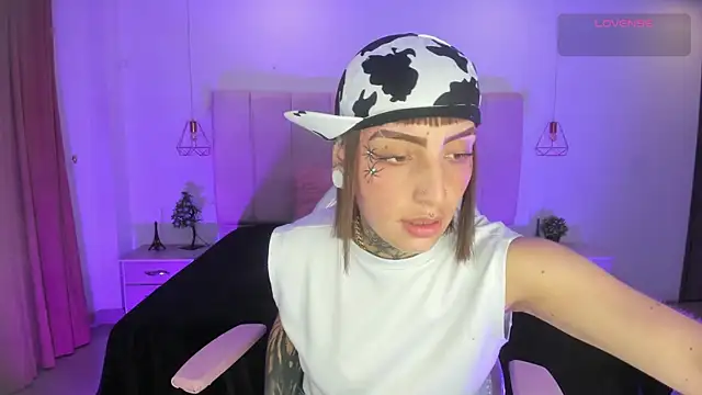 Snapshot of Gyal_8_ chatting on December 5, 2025, 3:27 am Gyal 8 online show from December 5, 2025, 3:27 am