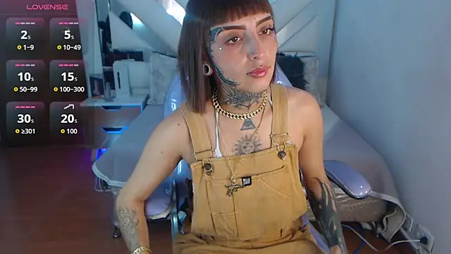 Snapshot of Gyal_8_ chatting on October 17, 2025, 7:59 pm Gyal 8 online show from October 17, 2025, 7:59 pm