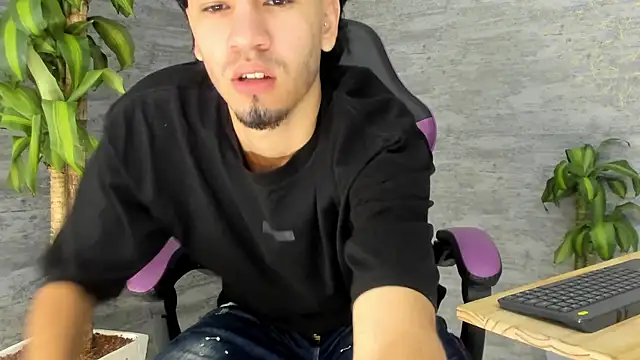 Snapshot of Daniel_Brawn chatting on October 9, 2025, 8:20 pm Daniel Brawn online show from October 9, 2025, 8:20 pm