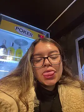 Snapshot of Aphrill chatting on October 16, 2025, 4:21 am Aphrill online show from October 16, 2025, 4:21 am